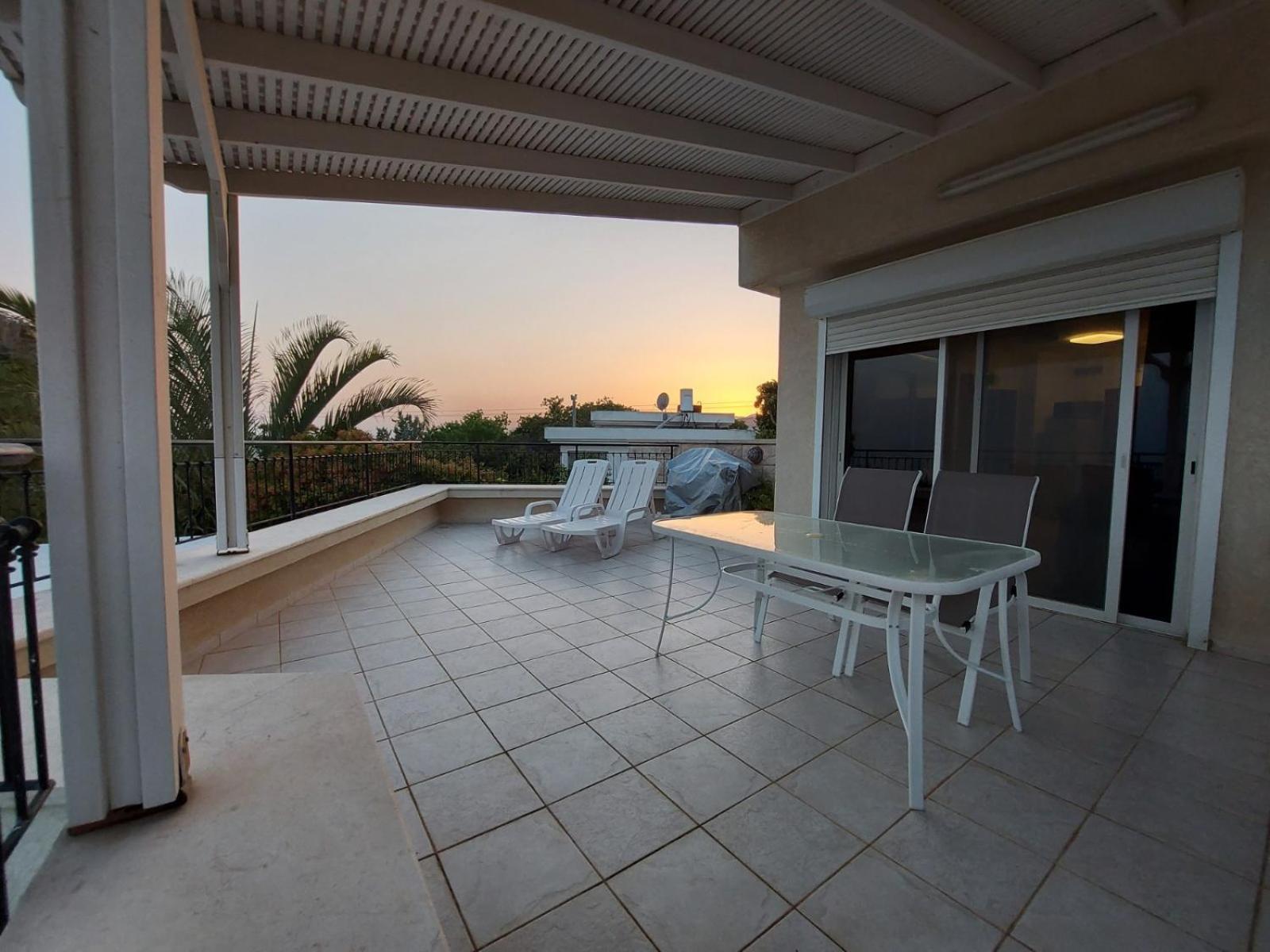 למרפסת La Balcona Apartment Chorazim Room photo